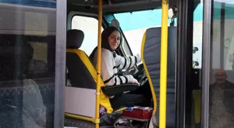 Çocuk yaşta muavinlik yaparak başladı, şimdi minibüs direksiyonunda kadınlara ilham oluyor