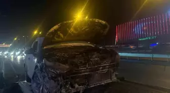 E5 Esenyurt'ta seyir halindeki araç alev alev yandı