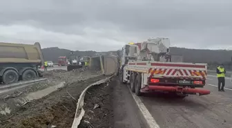 Eyüpsultan'da devrilen hafriyat kamyonu trafikte yoğunluğa yol açtı
