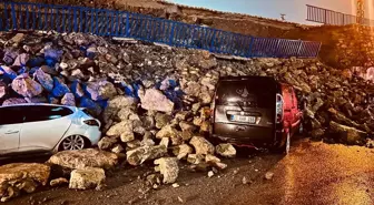 Hatay'da istinat duvarının çökmesi 6 araçta hasara yol açtı