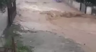 İzmir'de sağanak su baskınlarına neden oldu