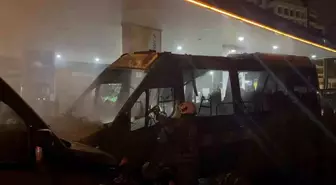 Kağıthane'de benzin istasyonunda 2 minibüs alev aldı