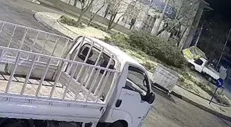 Çorlu'da Kamyonet Fiber Taksi Durağına Çarptı