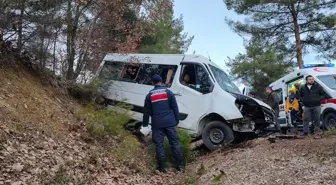 Karabük'te şarampole sürüklenen minibüsteki 17 kişi yaralandı