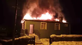 Kars'ta imam evi alev alev yandı