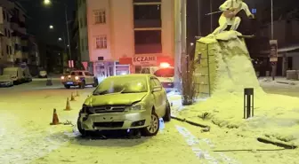 Kars'ta otomobilin refüje çarptığı kazada 4 kişi yaralandı