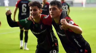 Karşıyaka evinde moral arıyor