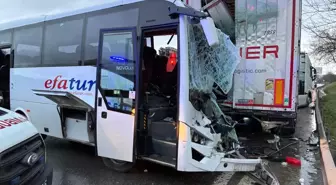 Kurtköy'de midibüs park halindeki TIR'a çarptı; 13 yaralı