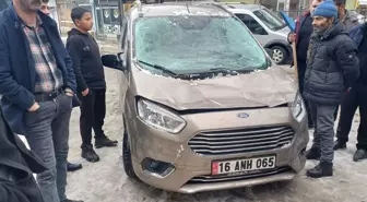 Malazgirt'te çatıdan düşen kar kütlesi park halindeki araçta hasara yol açtı