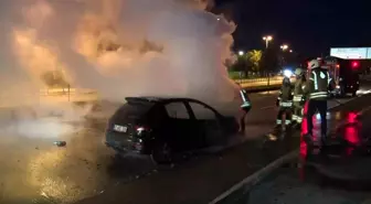 Maltepe'de seyir halindeki otomobil alev alev yandı