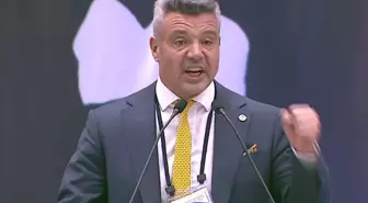 Sadettin Saran'ın kürsüde söyledikleri alkış tufanı kopardı