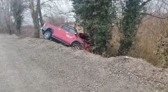 Samsun'da ağaca çarpan pikaptaki 2 kişi yaralandı
