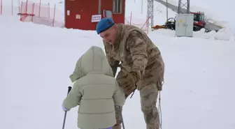 Tokat'ta jandarma, şehit ve gazi çocukları ile yakınlarına kayak eğitimi verdi