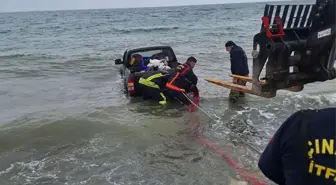 Yalova'da denize düşen kamyonetteki sürücü kurtarıldı
