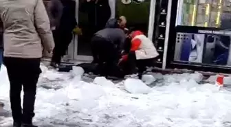 Ağrı'da çatıdan akan kar kütlesinin altında kalıp, yaralandı