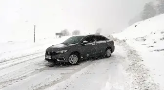 Ardahan'da kar ve tipi nedeniyle yolda mahsur kalan 3 araç kurtarıldı