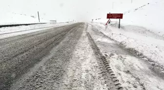 Ardahan-Şavşat kara yoluna düşen çığ ekiplerce temizlendi