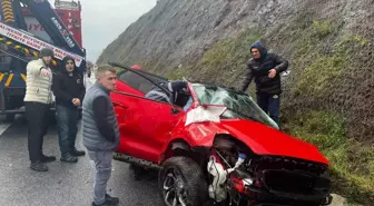 Balıkesir'de otomobil yoldan çıktı: 2 yaralı