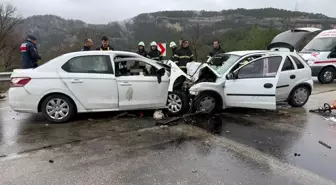 Burdur'da Kafa Kafaya Çarpışan Otomobillerin Kazası: 6 Ölü, 6 Yaralı