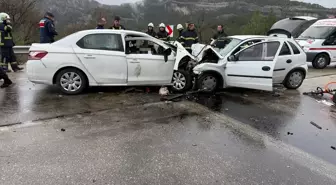 Burdur'da iki otomobilin çarpıştığı kazada 6 kişi öldü, 6 kişi yaralandı