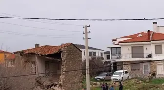 Çeşme'de sağanak yağış ve fırtına günlük yaşamı zorlaştırdı