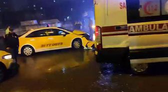 Diyarbakır'da ticari taksi ile yolcu minibüsü çarpıştı: 3 yaralı