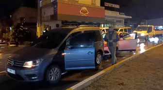 Ehliyetsiz sürücü kırmızı ışıkta bekleyen araca çarptı