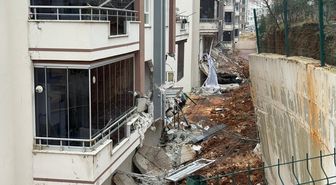 Gaziantep'te sitenin istinat duvarı çökmesi sonucu 4 dairede hasar oluştu