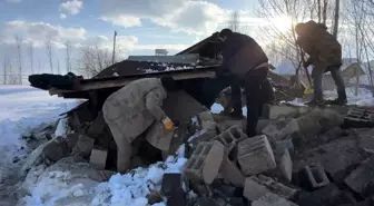 Hakkari'de ahırın çatısı çöktü: 2 hayvan telef oldu
