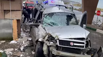 Hastanenin güvenlik kulübesine çarpan hafif ticari araçtaki baba ve oğlu yaralandı