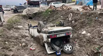 Hatay'da devrilen otomobildeki 3 kişi yaralandı