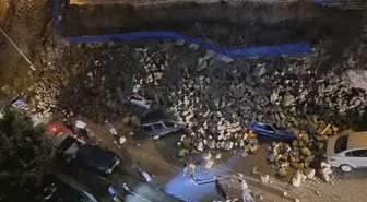 Hatay'da istinat duvarı park halindeki araçların üstüne devrildi