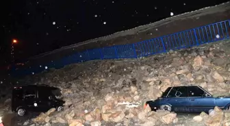 İstinat duvarının park halindeki araçların üzerine çöktüğü anlar kamerada