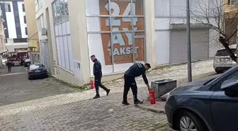 İtfaiyeye park engeli: İtfaiye erleri yangına tüplerle koşarak müdahale etti