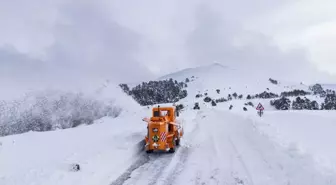 Kar kalınlığının yer yer 1 metreye ulaştığı Nalbant Geçidi dronla görüntülendi