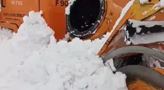 Karayolları kar savurma aracına çığ düştü, operatör sağ kurtarıldı