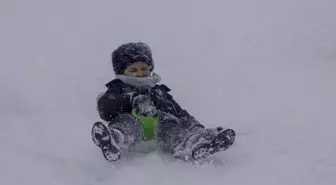 Kars'ta yarıyıl tatilinin son gününde çocuklar kızak keyfi yaptı