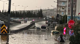 Kuşadası'nda sağanak; yollar göle döndü, araçlar suya gömüldü