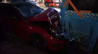 Lüks otomobil park halindeki otobüse çarptı