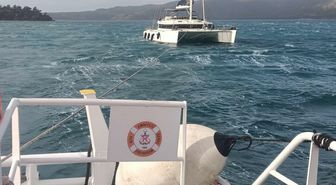 Marmaris'te makine arızası nedeniyle sürüklenen tekne kurtarıldı