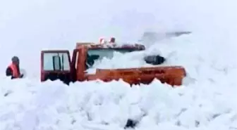 Muş-Kulp kara yolunda iş makinesinin üzerine çığ düştü
