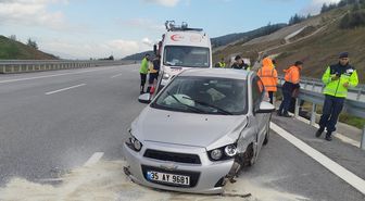 Nazilli'de bariyerlere çarpıp alev alan otomobilin sürücüsü yaralandı