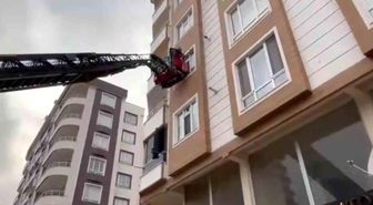 Şanlıurfa'da istinat duvarı çöktü: Binada mahsur kalanlar kurtarıldı