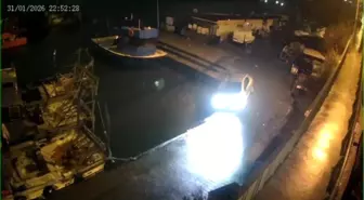 Sarıyer'de aynı yerde aynı şekilde ikinci kez bir araç mendirekte asılı kaldı. O anlar kamerada