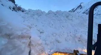 Şırnak'ta çığ düşmesi sonucu grup köy yolu ulaşıma kapandı