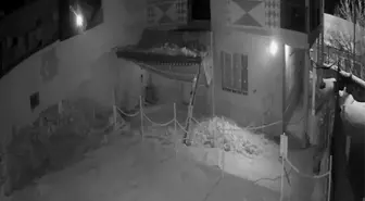 Üzerine kar düşen sundurma çöktü; o anlar kamerada