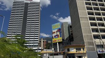 Venezuela'da otoyola Maduro ve eşi için 'sizleri geri istiyoruz' afişleri asıldı