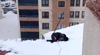 Yüksekova'da dondurucu soğuğa rağmen çatıda ibadet: Kar üzerinde namaz kıldı