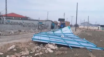Aksaray'da kuvvetli rüzgar nedeniyle uçan çatının altında kalan kişi ağır yaralandı