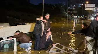 Aydın'da suya gömülen minibüsteki 20 yolcu kurtarıldı